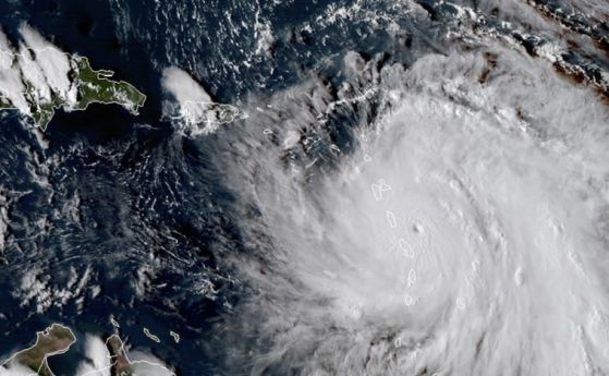 Ураганът Мария връхлетя карибския остров Доминика през нощта в понеделник