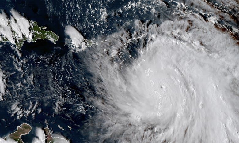 Ураганът Мария връхлетя карибския остров Доминика през нощта в понеделник