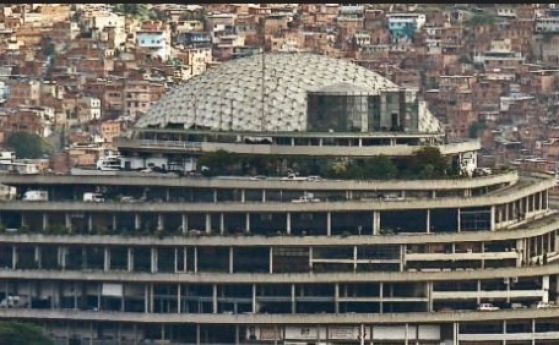 На върха на хълма в столицата Каракас се издига като гигантска
