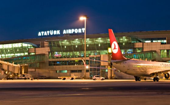 Частен самолет се разби на летище Ататюрк в Истанбул съобщиха