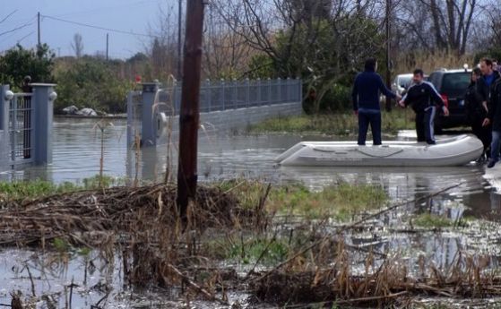 Силна буря с проливен дъжд предизвика наводнения на гръцкия остров Самотраки