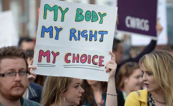 Ирландското правителство обяви че ще организира референдум за абортите през