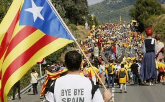 Жителите на Каталуния гласуват днес на референдум за независимост   Той