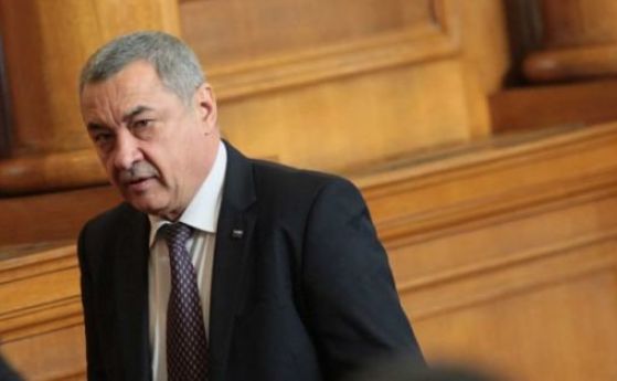 Вицепремиерът Валери Симеонов призова ГЕРБ да не приема оставката на