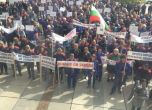 Работници в 'Емко' скандираха "оставка" и викнаха Борисов да слезе при тях