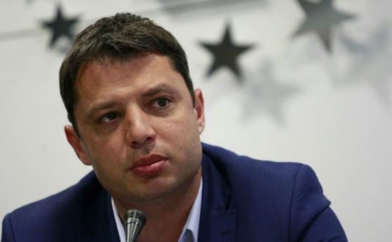 Депутатът от ГЕРБ Делян Добрев ще депозира днес оставката си