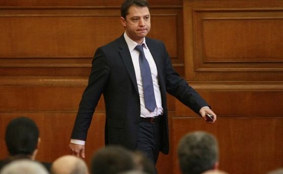 Парламентът отхвърли депозираната от Делян Добрев оставка Така той остава