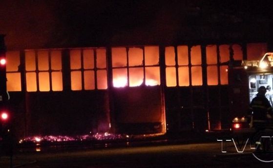 Голям пожар горя на Товарната гара в Русе тази нощ