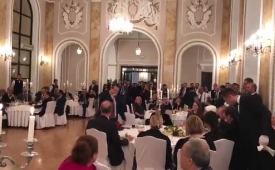 Ивица Дачич сръбският вицепремиер и министър на външните работи изпя