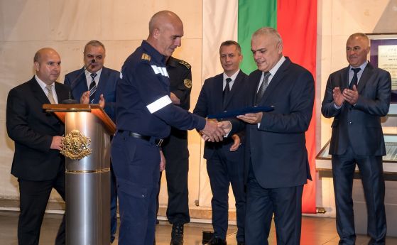 Вътрешният министър награди директора на пожарната в Благоевград с почетно отличие