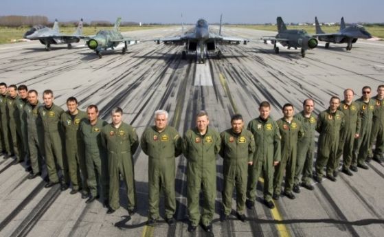Пилотите на военната авиобаза Граф Игнатиево днес са отказали да