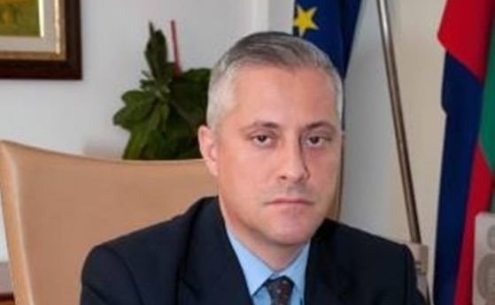 Председателят на СДС Божидар Лукарски на няколко пъти иронизира новото