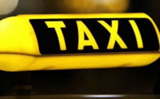 Таксиметрови шофьори надуват клаксони и обикалят сградата на Столична община