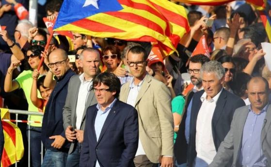 Каталунският парламент гласува за обявяване на независимост от Испания докато
