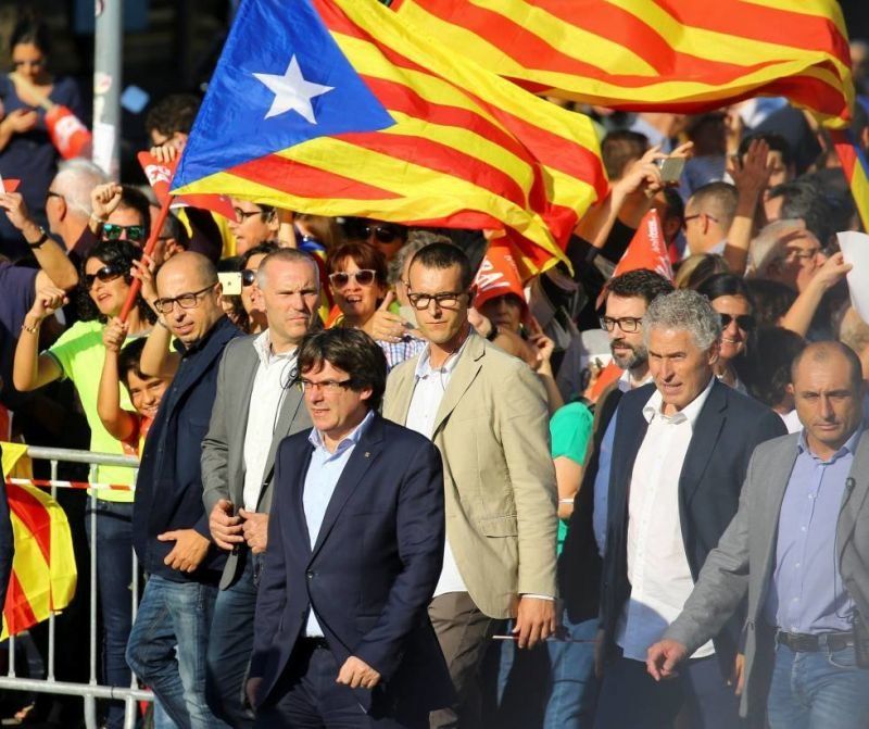 Каталунският парламент гласува за обявяване на независимост от Испания, докато