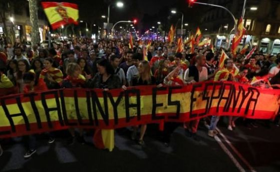 Хиляди празнуваха през нощта обявяването на независимостта на Каталуния   В