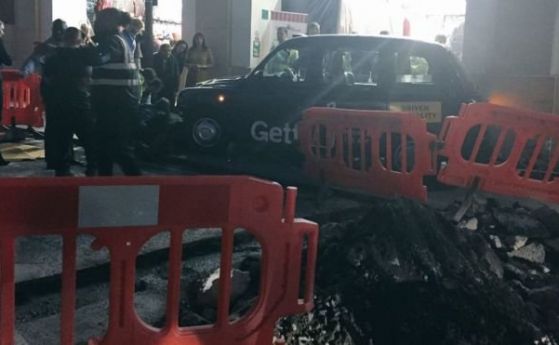 Такси блъсна пешеходци в центъра на Лондон и предизвика паника