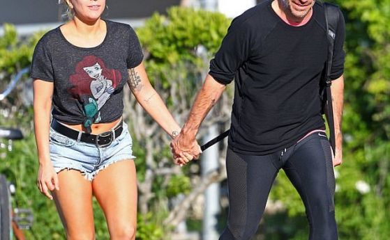 Лейди Гага се сгоди за агента си Кристиян Карино Us Weekly