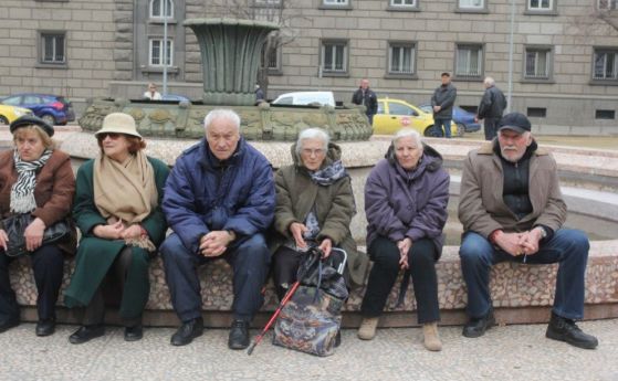 Пенсионери протестират за по високи пенсии пред Народното събрание  
Недоволните настояват пенсиите