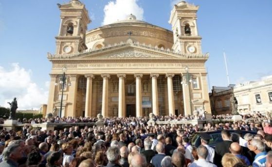 Стотици хора присъстваха на погребението убитата в Малта журналистка Дафне