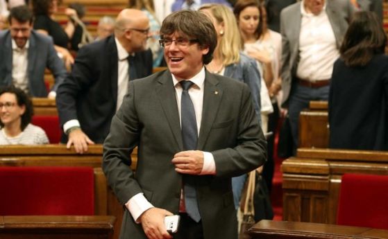 Отстраненият премиер на Каталуния Карлес Пучдемон се е предал в