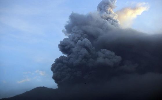 Вулканът Агунг на индонезийския остров Бали изпусна дим и пара