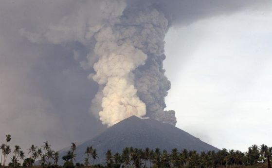 Индонезийските власти обявиха максимална степен на тревога заради изригващия вулкан