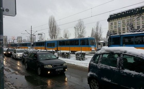 Трамвай номер 5 е аварирал в района на Пирогов на