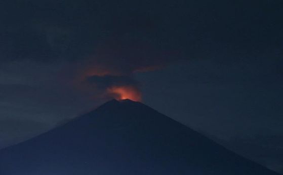 Вулканът Агунг на индонезийския остров Бали изригна отново и изхвърли