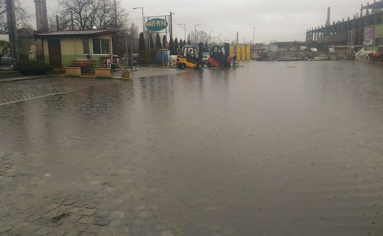 Проливен дъжд наводни улици в Перник заляти са и паркинги