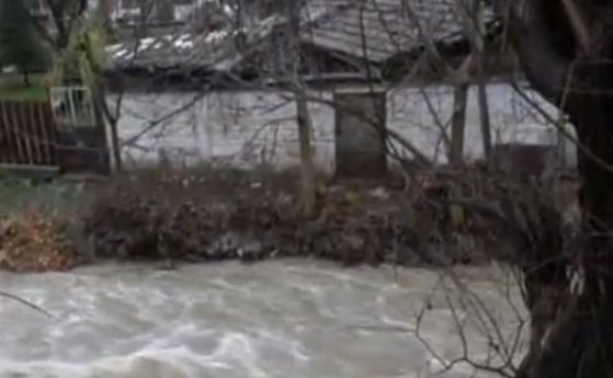 Реката в софийското село Мало Бучино преля заради проливния дъжд