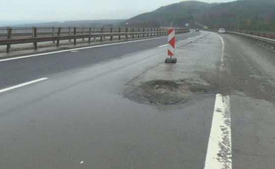 Втори ден огромна дупка на магистрала Тракия остава незапълнена съобщава