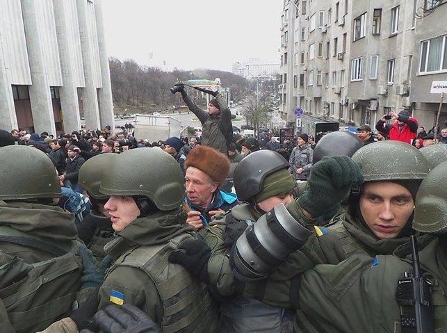 Протестни демонстрации избухнаха в украинската столица Киев след задържането на бившия грузински