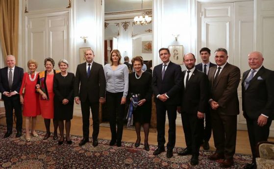Съпругата на президента Десислава Радева избра ежедневно облекло за официална