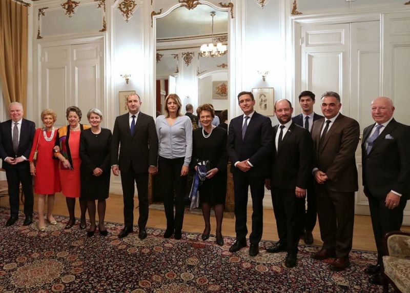 Съпругата на президента Десислава Радева избра ежедневно облекло за официална