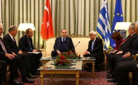 Изключително недипломатично поведение демонстрира турският президент Реджеп Тайип Ердоган при срещата