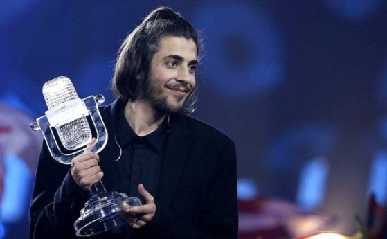 Победителят от песенния конкурс Евровизия Салвадор Собрал претърпя трансплантация на