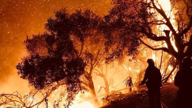 Опустошителният горски пожар Тома в южна Калифорния обхващат все по-голяма