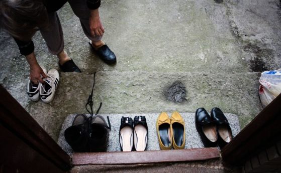 Очакват ли българите гостите им да събуват обувките си Този