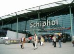 Полицията простреля мъж, заплашвал с нож на летище Схипхол в Амстердам