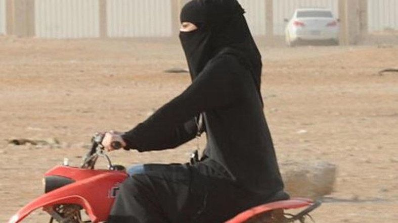 Саудитска Арабия ще разреши на жените да управляват мотоциклети и
