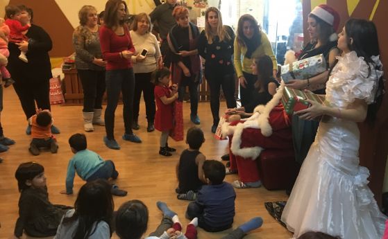 Дядо Коледа зарадва с подаръци и изненади децата за които