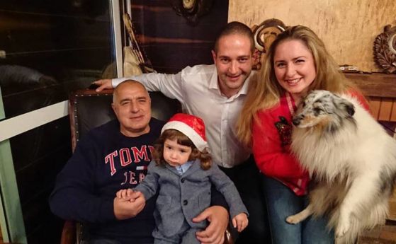 Премиерът Бойко Борисов публикува в личния си Facebook профил семейни снимки край