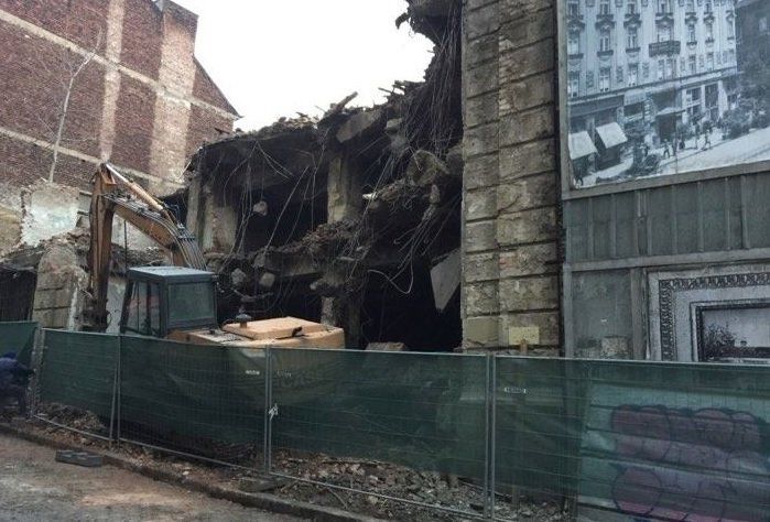 Граждани сигнализираха в министерство на културата, че се разрушава сграда