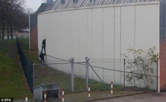 Берлинската полиция издирва четирима затворници избягали от затвора през дупка