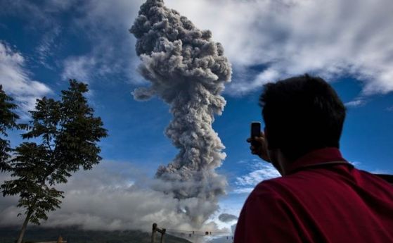 Вулканът Синабунг на индонезийския остров Суматра избълва тази седмица пламъци