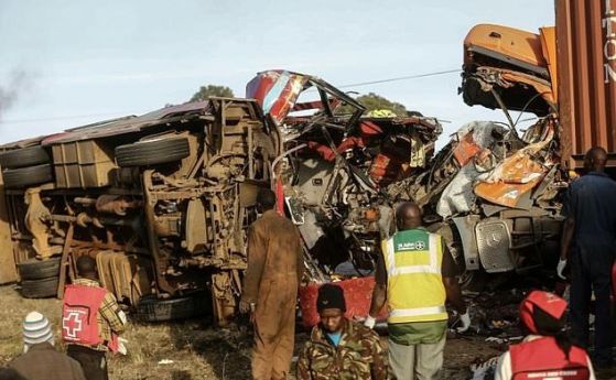 Най малко 36 души загинаха в катастрофа между камион и автобус