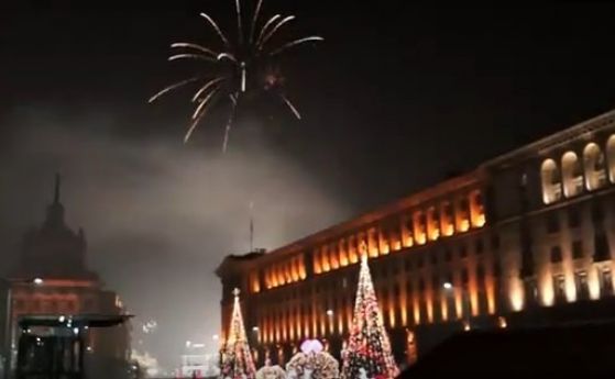Фойеверки осветиха по традиция небето в новогодишната нощ Ето как изглеждаха
