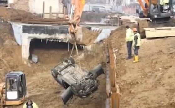 Лек автомобил падна по таван в 10 метров изкоп за метрото