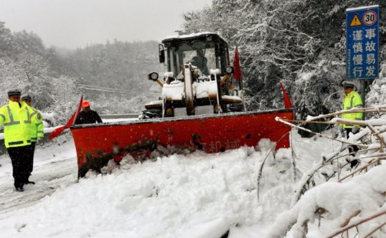 Десет човека загинаха при силен снеговалеж в централната и източната